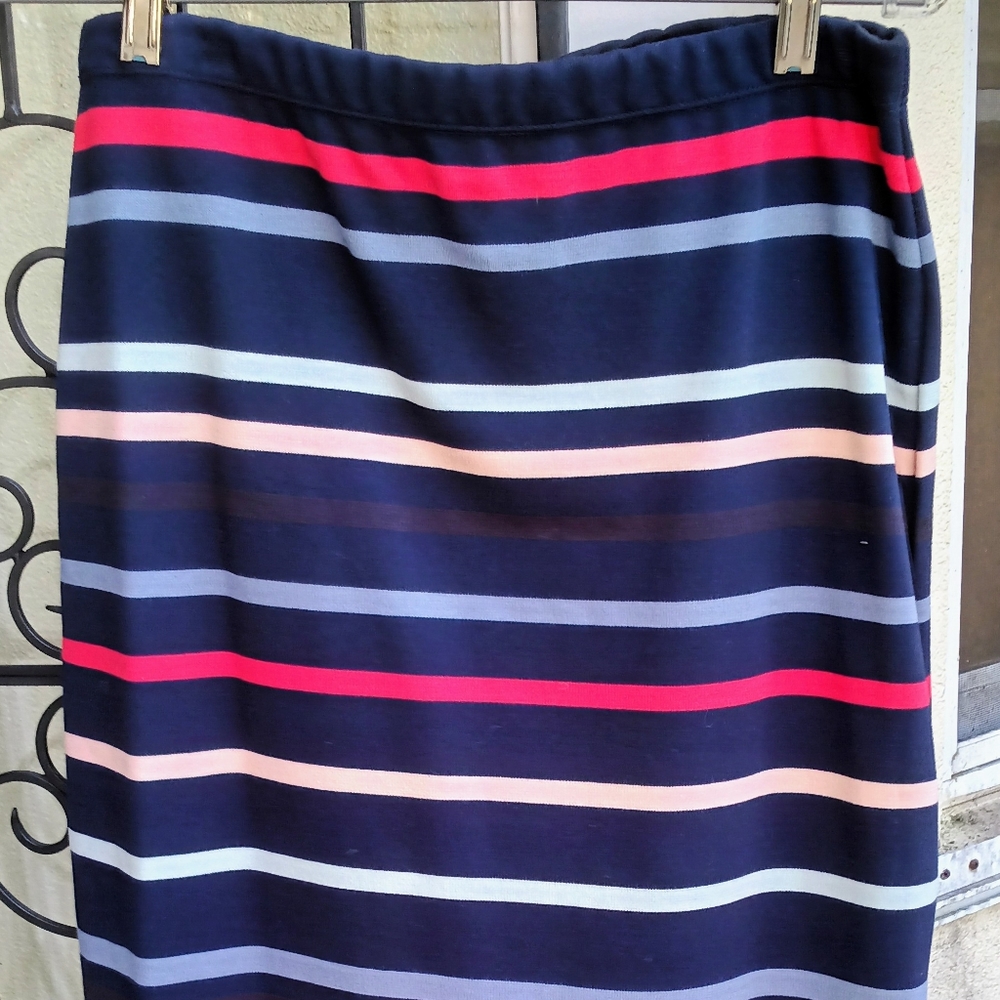 Max Studio navy w/multi horizontal stripes on a rayon/poly/spandex pencil skirt!
